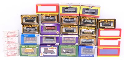 Lot 595 - One tray containing various 00 gauge wagons to...