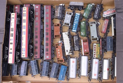 Lot 597 - One tray containing various unboxed 00 gauge...