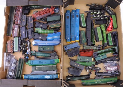 Lot 614 - Two trays containing various 00 gauge loco...