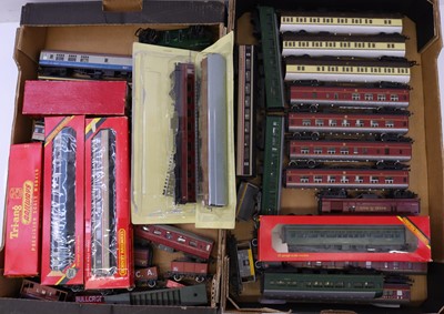 Lot 610 - Two trays containing various 00 gauge coaches...