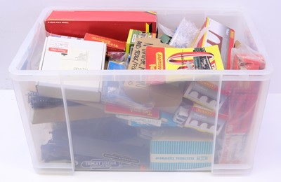 Lot 539 - A large box containing various mixed scale...