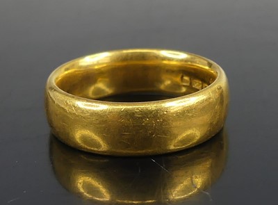 Lot 2557 - A 22ct gold court shaped wedding band, 5.9mm,...