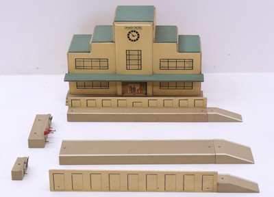 Lot 409 - Hornby Dublo pre-war D2 city terminal/through...