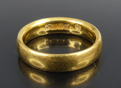Lot 2565 - A 22ct 4.35mm court shaped wedding ring, size...
