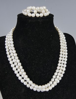 Lot 2581 - A cultured freshwater pearl necklace and...