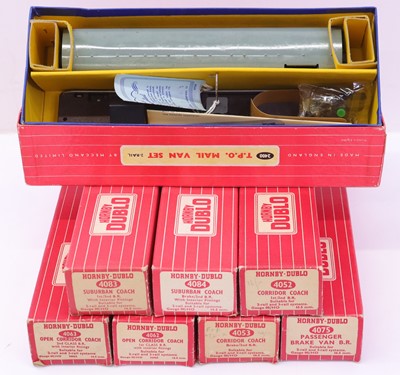 Lot 452 - Collection of Hornby Dublo 2 rail BR maroon...