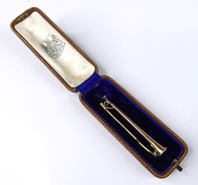 Lot 2650 - A yellow metal hunting horn bar brooch, with...