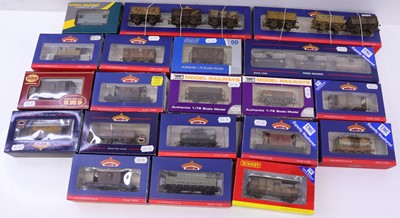 Lot 600 - One tray containing various 00 Gauge wagons,...