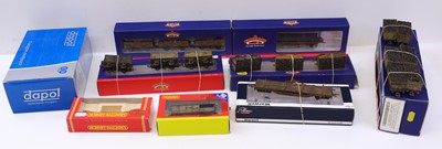 Lot 601 - One tray containing various 00 Gauge wagons,...