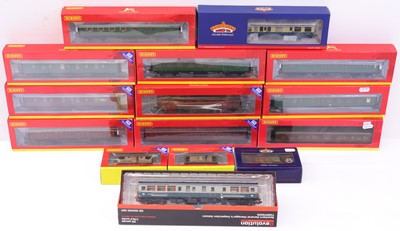 Lot 604 - One tray containing various 00 gauge rolling...
