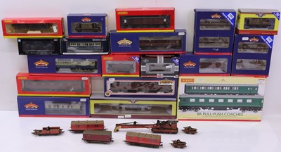 Lot 605 - One tray containing various 00 gauge rolling...