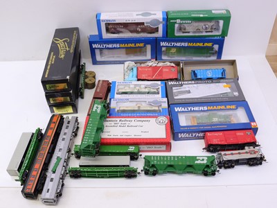 Lot 954 - Two trays containing various HO gauge rolling...