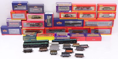 Lot 607 - A large collection of various 00 gauge rolling...