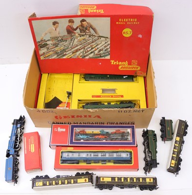 Lot 689 - A small collection of Triang 00 gauge, to...