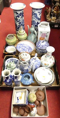 Lot 134 - A collection of Chinese ceramics, to include a...