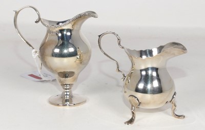 Lot 296 - An Edwardian silver cream jug in the Georgian...