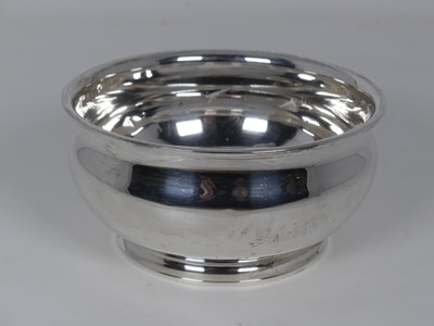 Lot 314 - A George V silver sugar bowl, of undecorated...