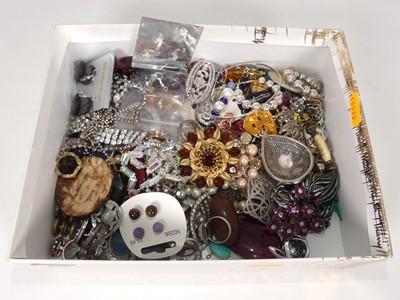 Lot 336 - A collection of assorted costume jewellery, to...