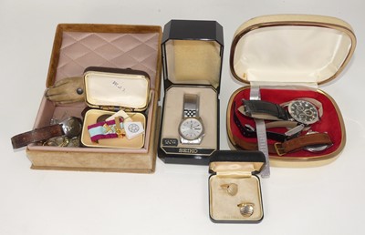 Lot 338 - An early 20th century taxidermy otter pad,...