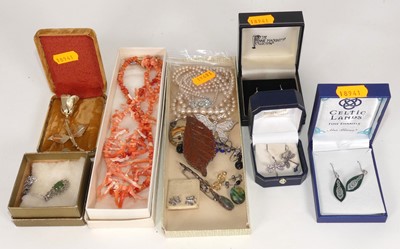 Lot 344 - A small collection of assorted costume...