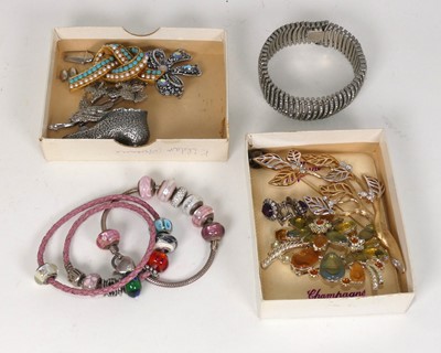 Lot 346 - A small collection of assorted costume...