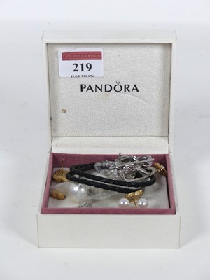 Lot 219 - A small collection of miscellaneous jewellery,...