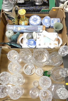 Lot 502 - A collection of items to include a set of...