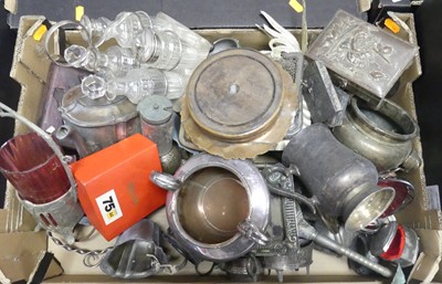 Lot 505 - A collection of metalware to include silver...