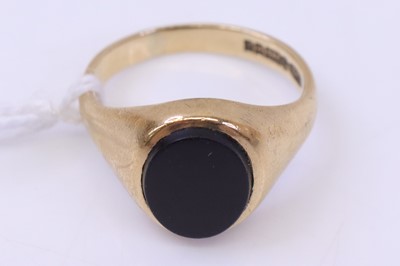 Lot 354 - A gent's 9ct gold and black onyx set signet...