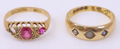 Lot 356 - An Edwardian 18ct gold pink hardstone set...