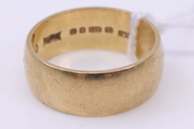 Lot 360 - A modern 9ct gold wedding band, size O, 5.5g