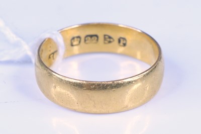 Lot 365 - A late Victorian 22ct gold wedding band,...