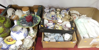 Lot 538 - A collection of ceramics to include an...