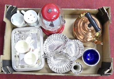 Lot 541 - A collection of metalware to include table top...