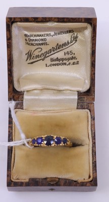 Lot 370 - An Edwardian 18ct gold sapphire five-stone...