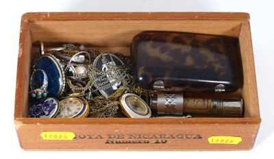 Lot 233 - A small collection of miscellaneous items to...