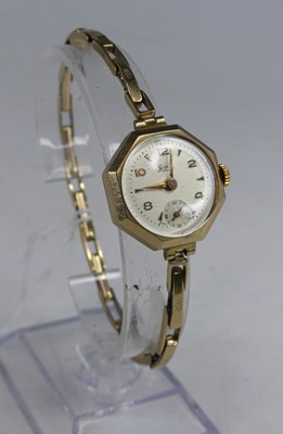 Lot 389 - A vintage lady's manual wind wristwatch in 9ct...