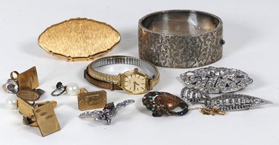 Lot 239 - A small collection of miscellaneous costume...