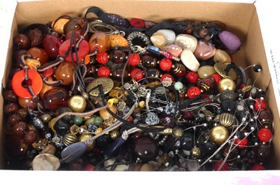 Lot 255 - A collection of assorted costume jewellery to...