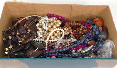 Lot 256 - A collection of assorted costume jewellery to...