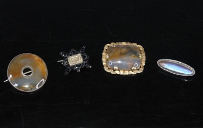 Lot 418 - A Victorian pinchbeck and moss agate set...