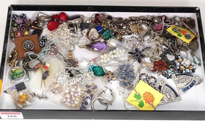 Lot 260 - A collection of assorted costume jewellery to...