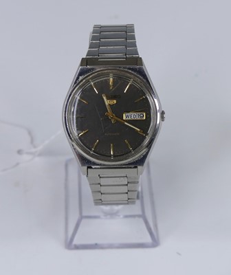 Lot 424 - A gent's Seiko Five Sports steel cased...