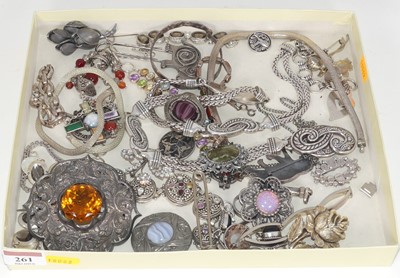 Lot 261 - A collection of assorted costume jewellery to...
