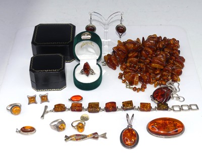 Lot 429 - A mixed lot of clear orange amber jewellery,...