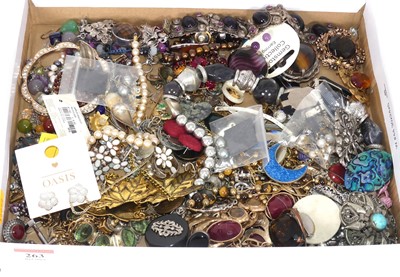 Lot 263 - A collection of assorted costume jewellery to...