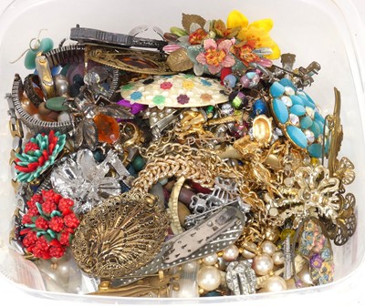Lot 269 - A collection of assorted costume jewellery, to...