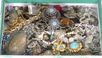 Lot 267 - A collection of assorted costume jewellery to...