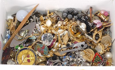 Lot 268 - A collection of assorted jewellery to include...