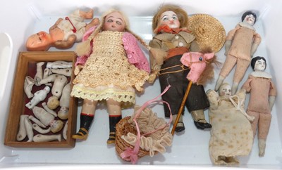 Lot 281 - An early 20th century continental bisque...